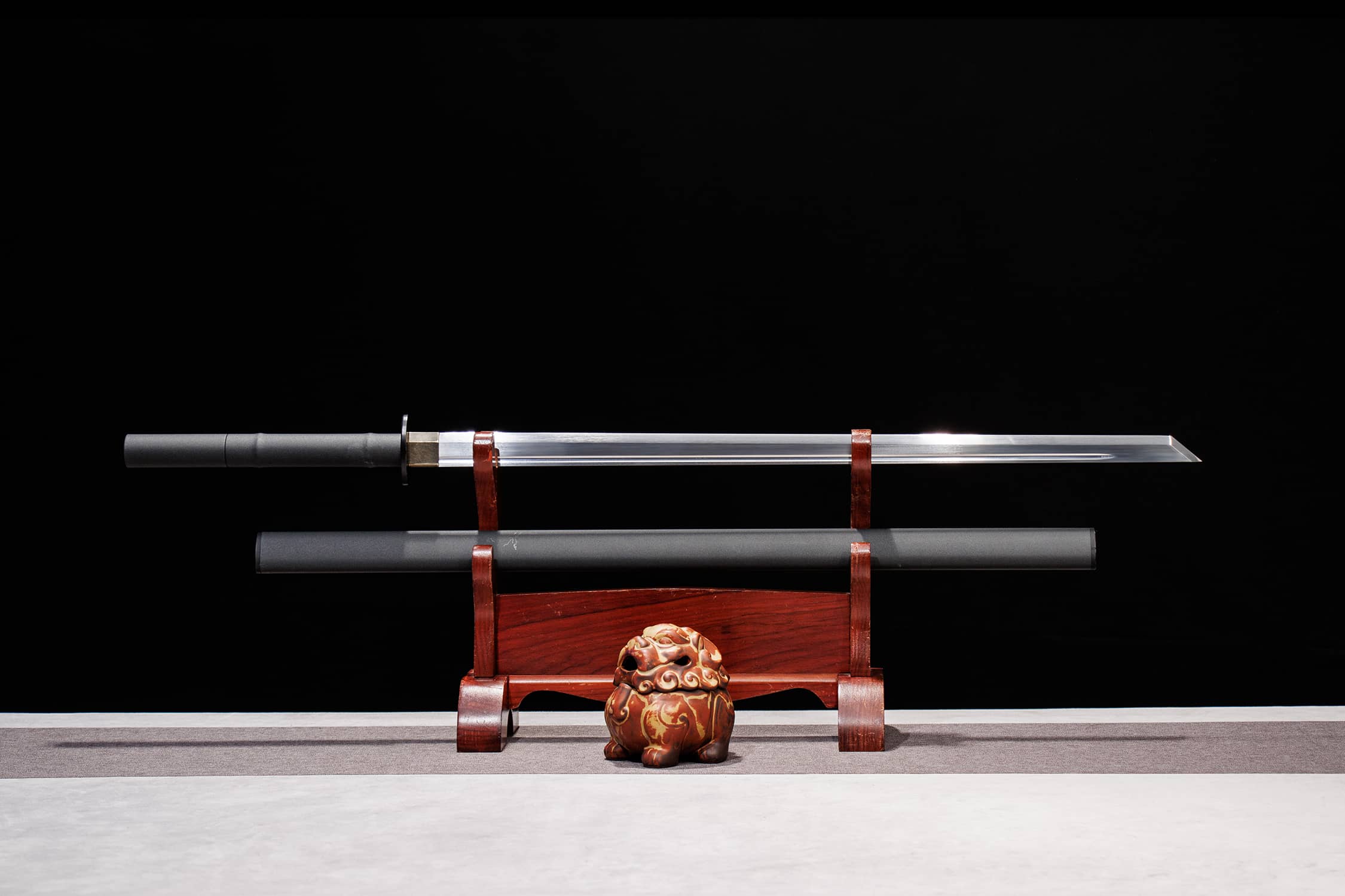 Mo Yu Long Yuan High-Performance Manganese Steel Tang Dao - hand-forged Longquan dao sword, full product view