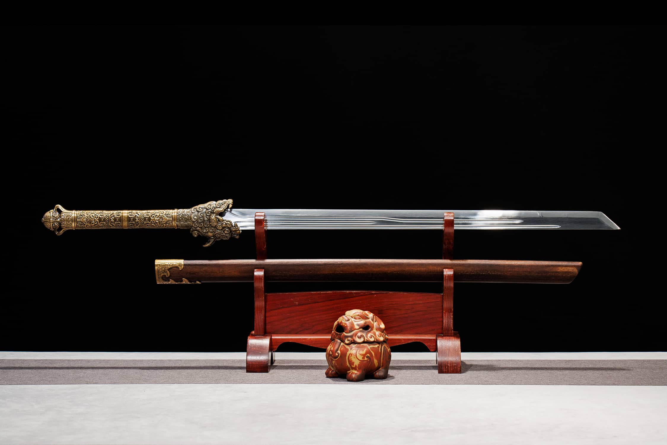 Du Jiao Shou Long Guang High-Performance Manganese Steel Tang Dao - hand-forged Longquan dao sword, full product view