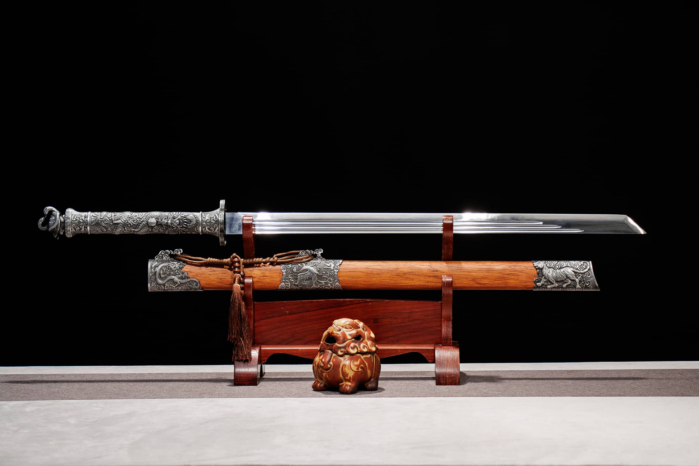 Si Shou Gui Suo High-Performance Manganese Steel Tang Dao - hand-forged Longquan dao sword, full product view