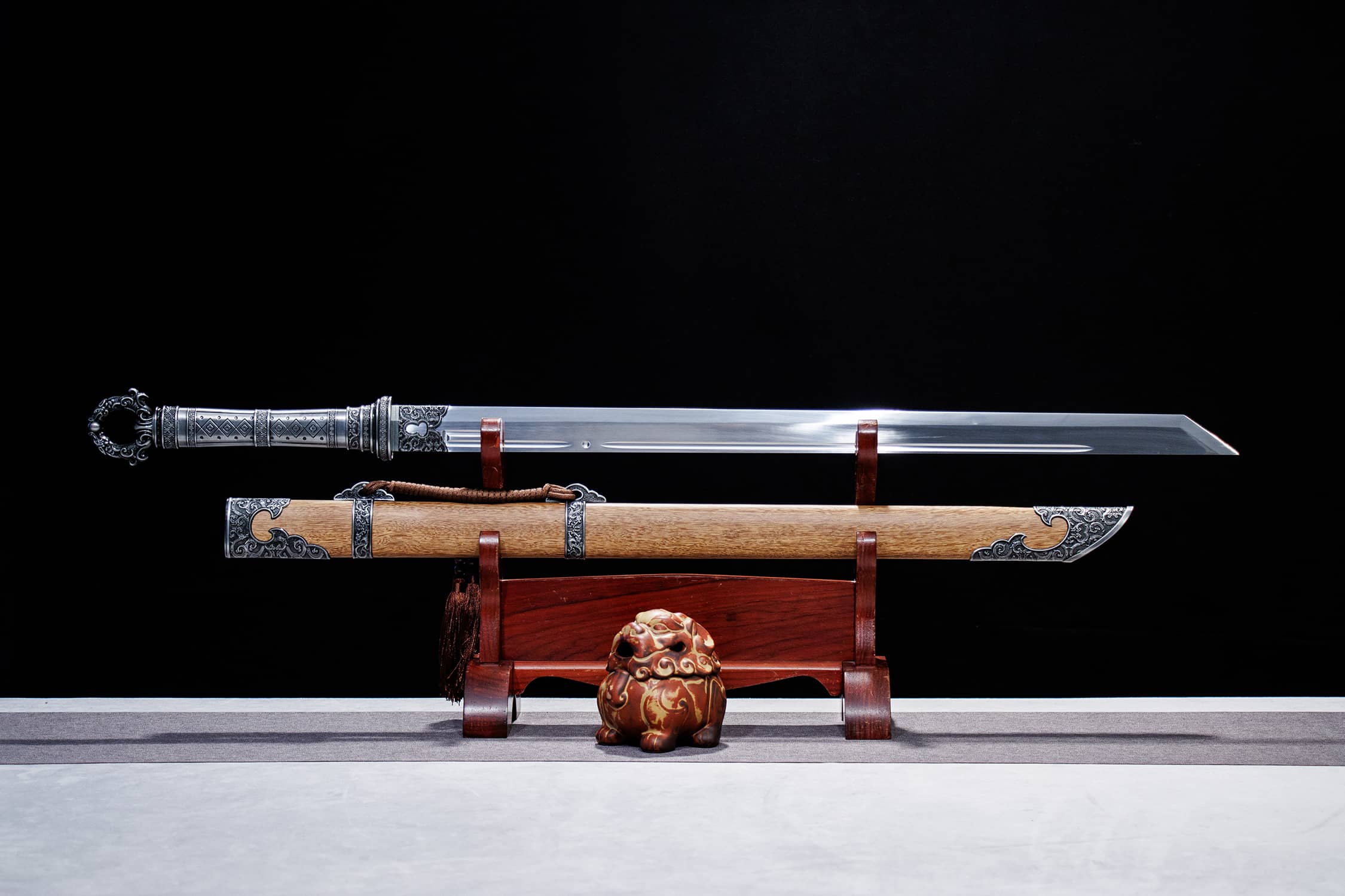 Lai Huan Shou High-Performance Manganese Steel Tang Dao - hand-forged Longquan dao sword, full product view