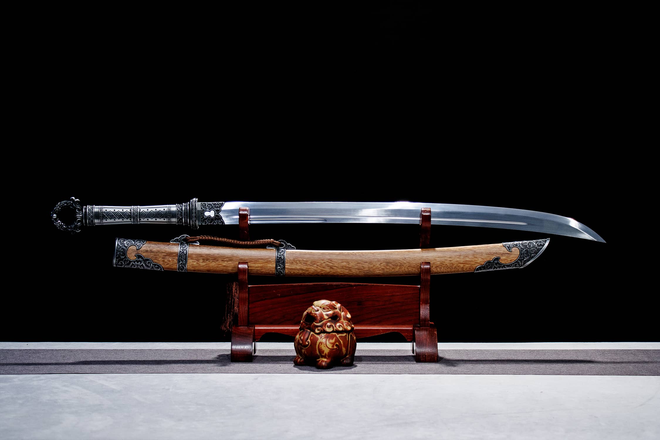 Lai Hui Yue Xiu Chun High-Performance Manganese Steel Jian Sword - hand-forged Longquan dao sword, full product view