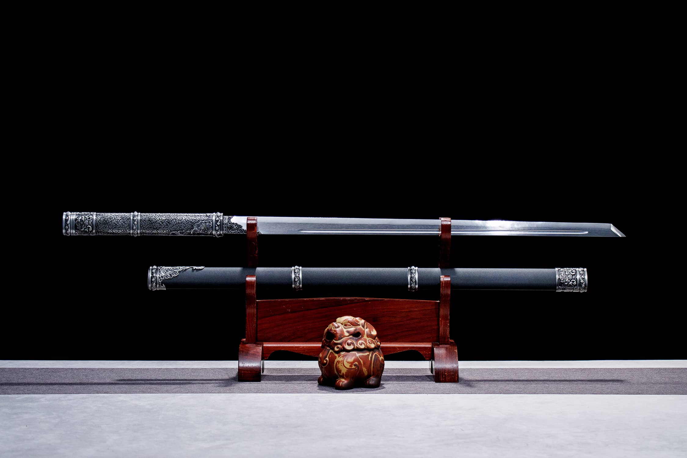 Ya Hu Cang Xiu High-Performance Manganese Steel Tang Dao - hand-forged Longquan dao sword, full product view