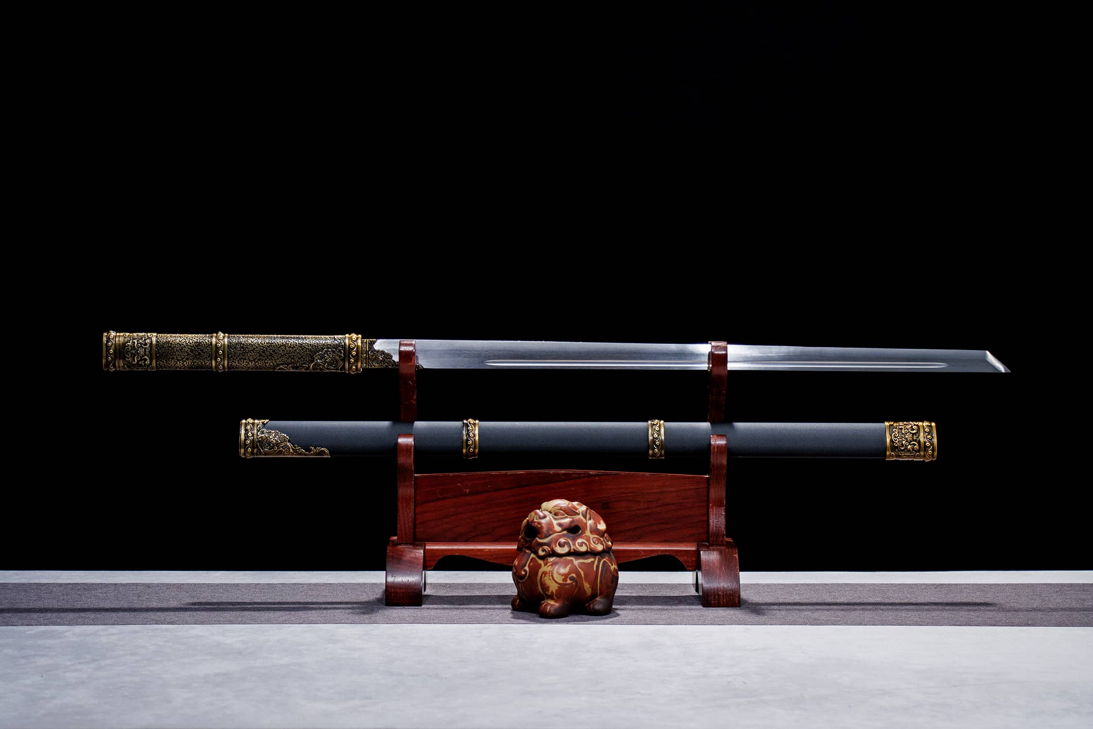 Ya Hu Chi Ming High-Performance Manganese Steel Tang Dao - hand-forged Longquan dao sword, full product view