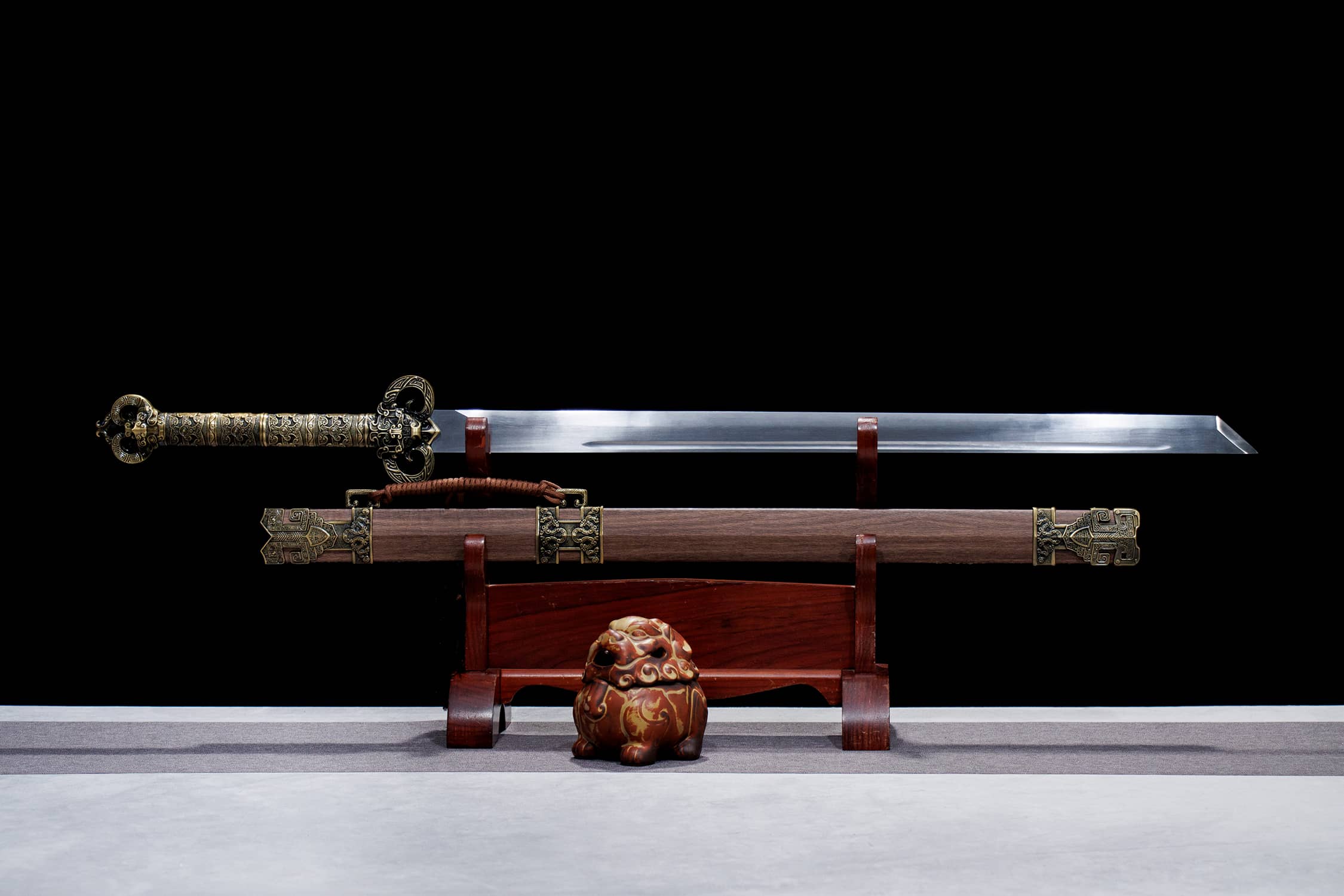 Yong Jie Zhuang High-Performance Manganese Steel Tang Dao - hand-forged Longquan dao sword, full product view