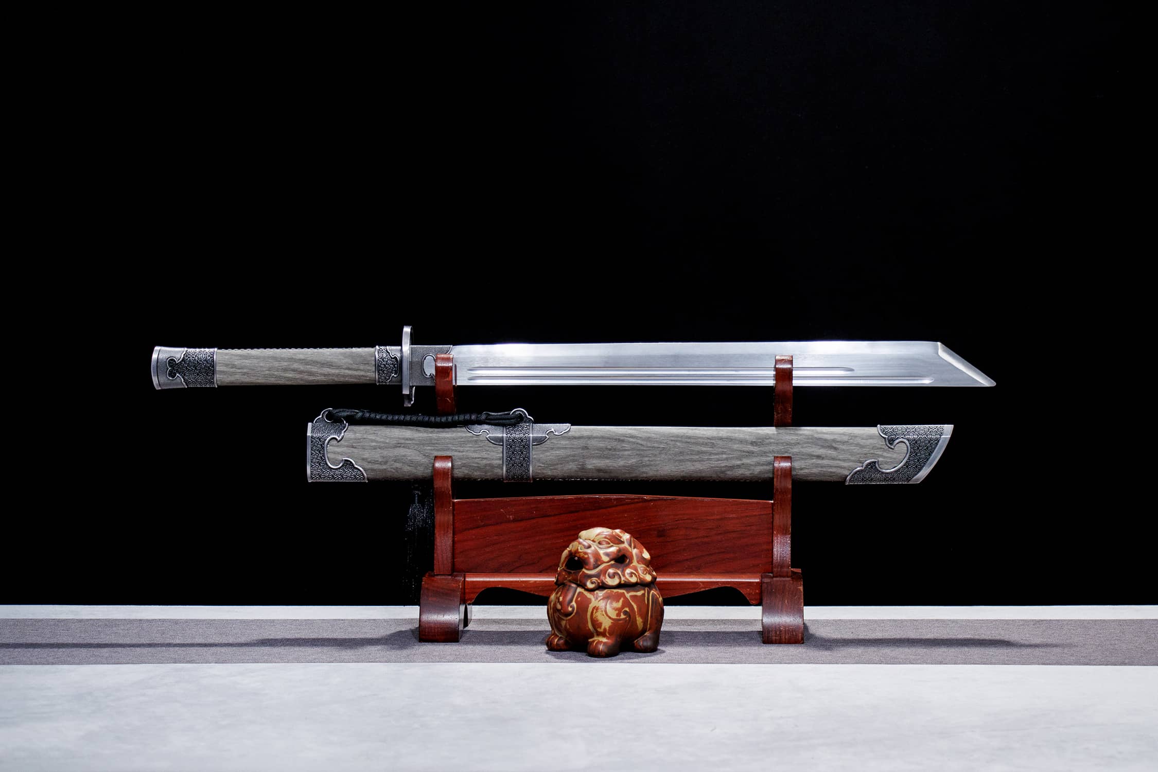 Su Ying Jin Yi Wei High-Performance Manganese Steel Longquan Dao - hand-forged Longquan dao sword, full product view
