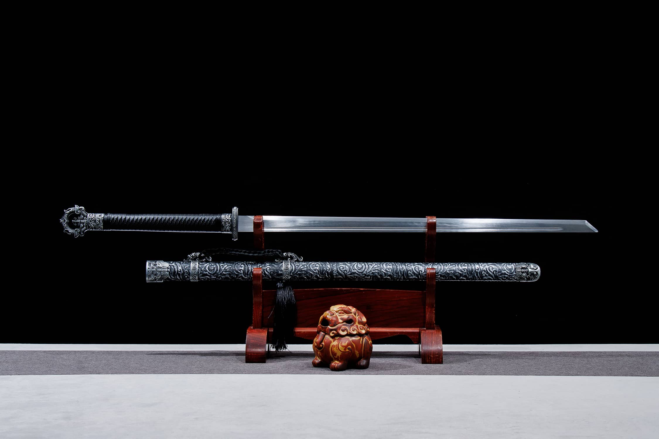 Shi Guang Huan Shou High-Performance Manganese Steel Tang Dao - hand-forged Longquan dao sword, full product view