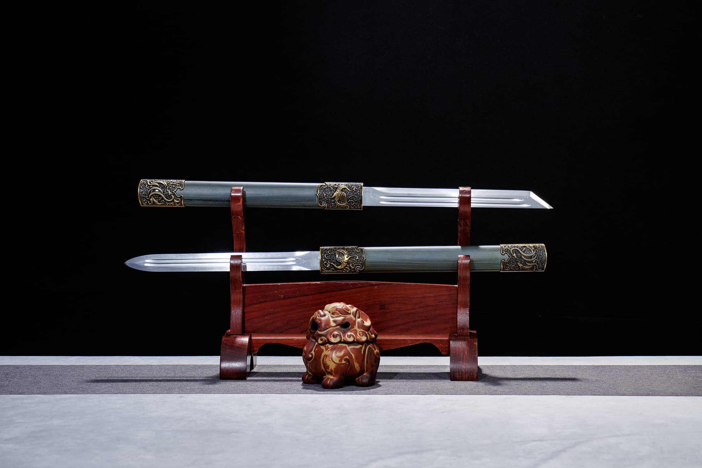 Si Shou Dui Cha Zhi Tian Wen High-Performance Manganese Steel Dao - hand-forged Longquan jian sword, full product view