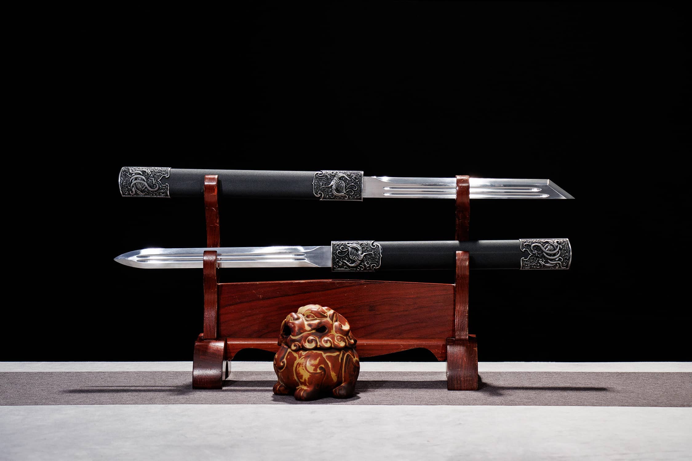 Si Shou Dui Cha Xuan Guang High-Performance Manganese Steel Short Dao - hand-forged Longquan jian sword, full product view