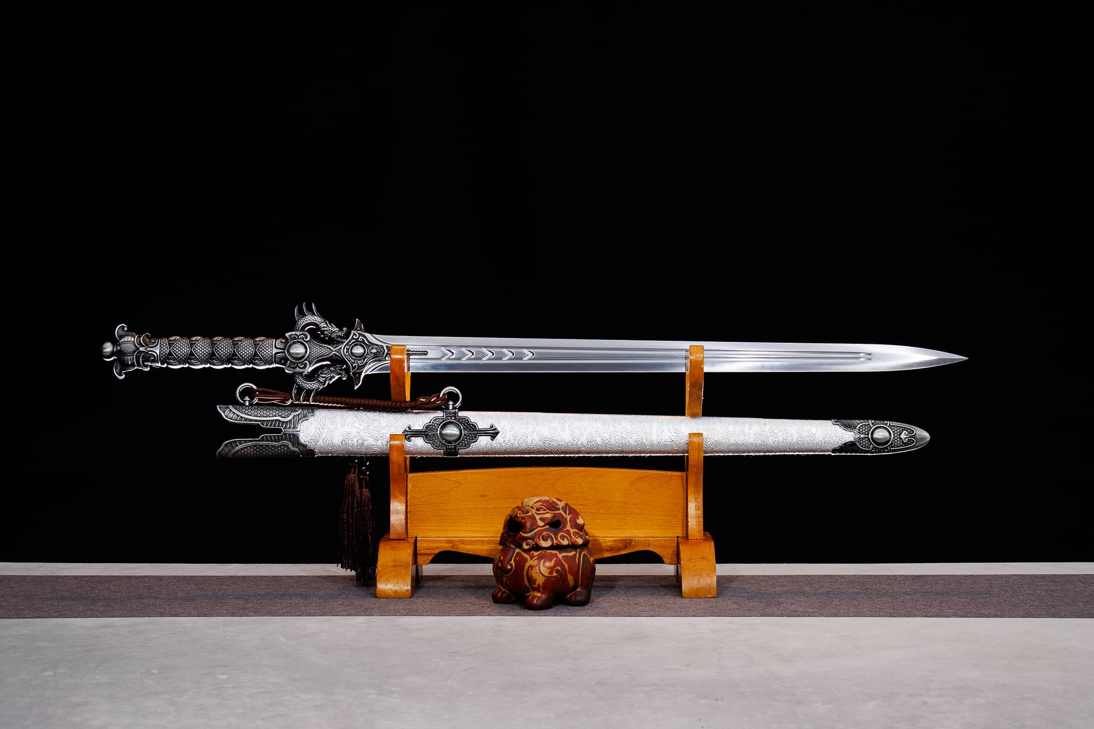Shuang Long Xiao Zhi Zhan High-Performance Manganese Steel Jian Sword - hand-forged Longquan jian sword, full product view