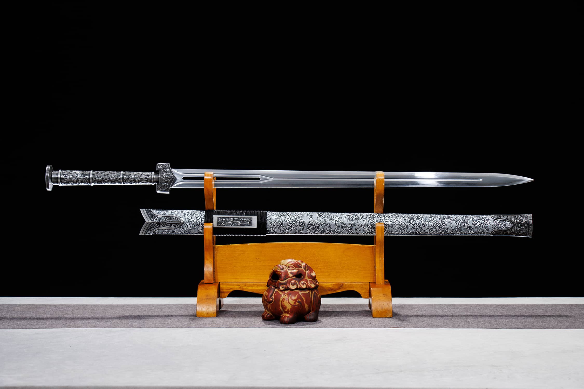 Kui Mie High-Performance Manganese Steel Han Jian Sword - hand-forged Longquan jian sword, full product view