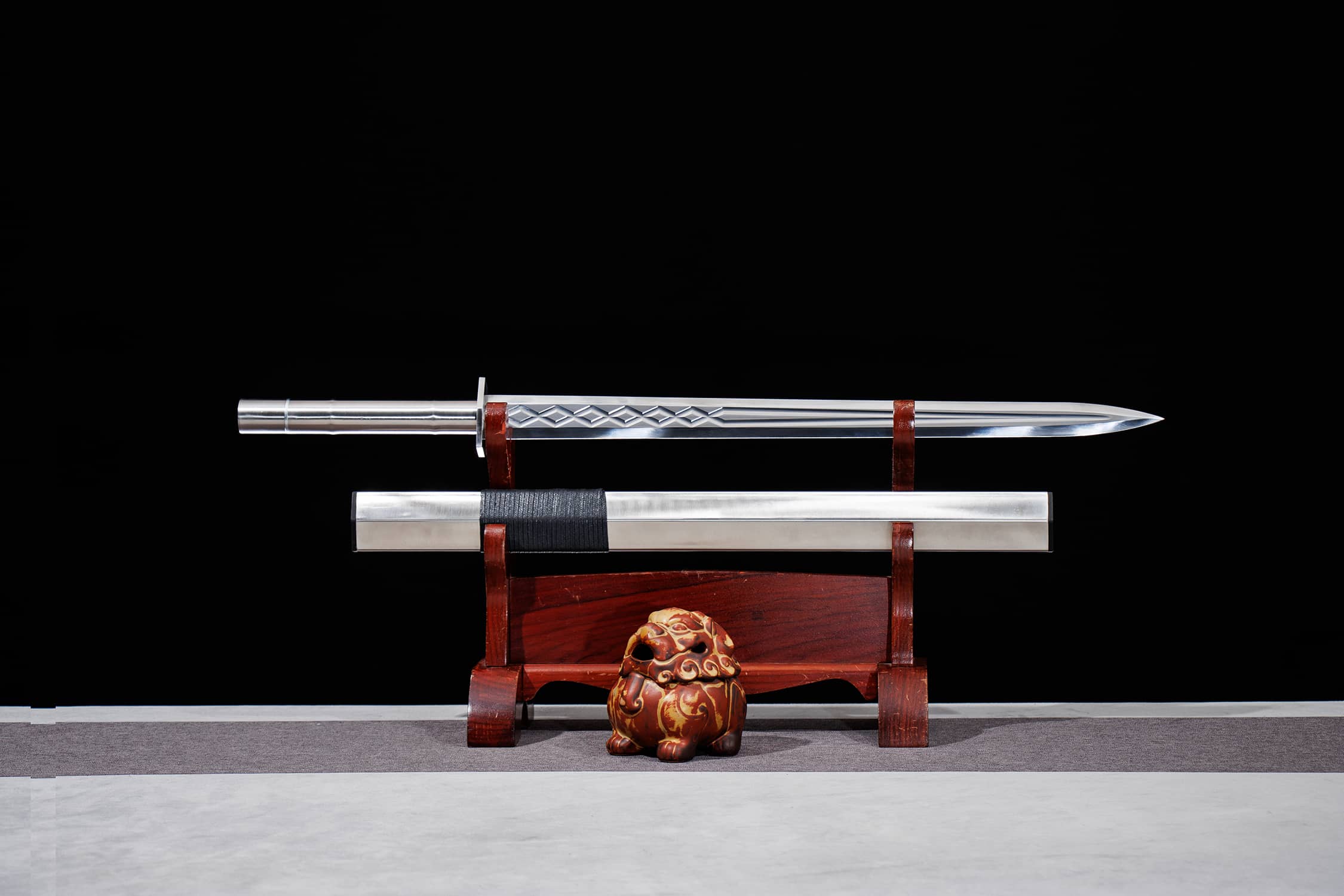 Yin Shi Shun Yu Zhan High-Performance Manganese Steel Jian Sword - hand-forged Longquan jian sword, full product view