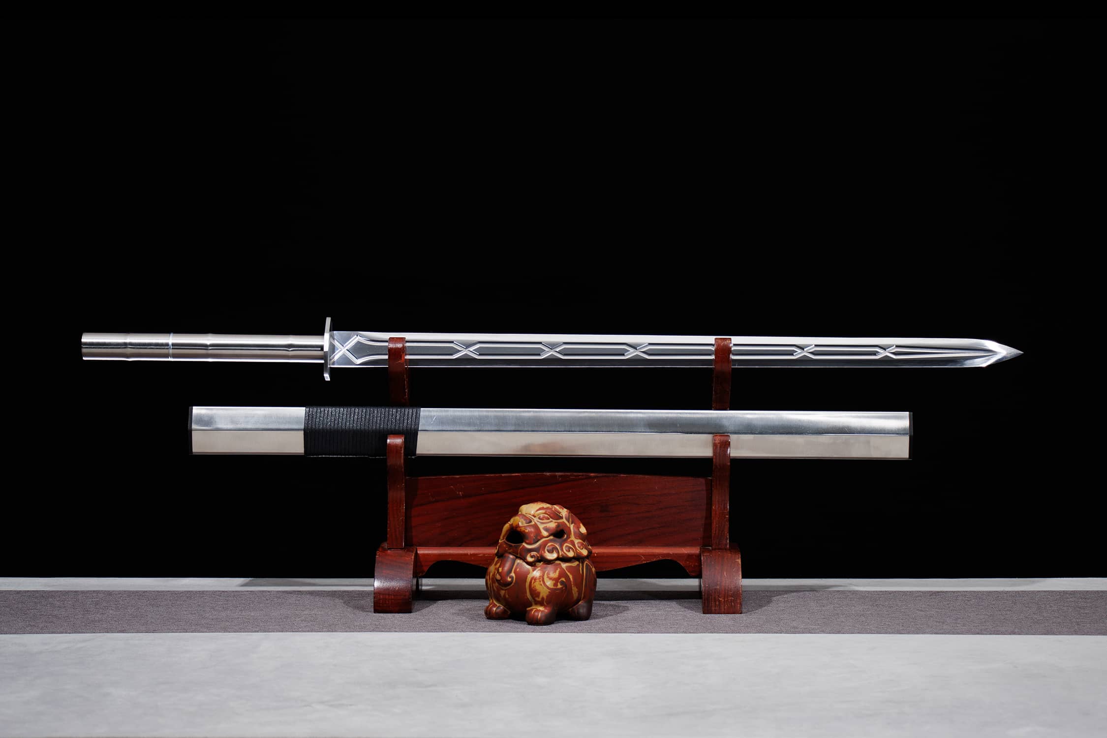 Yin Shi Zhen Jian Zhan High-Performance Manganese Steel Jian Sword - hand-forged Longquan jian sword, full product view