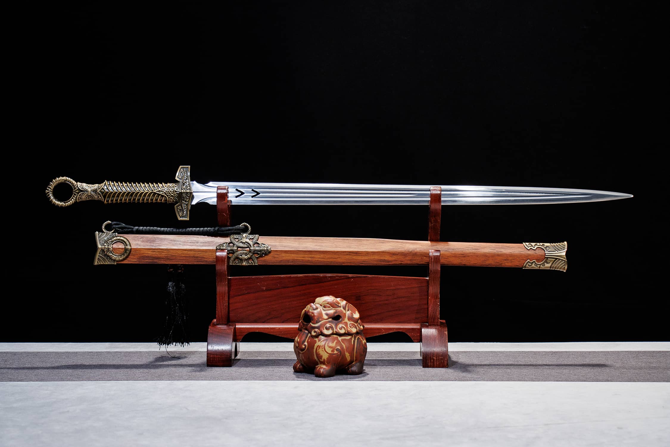 Yao Long Lu Ying High-Performance Manganese Steel Han Jian Sword - hand-forged Longquan jian sword, full product view