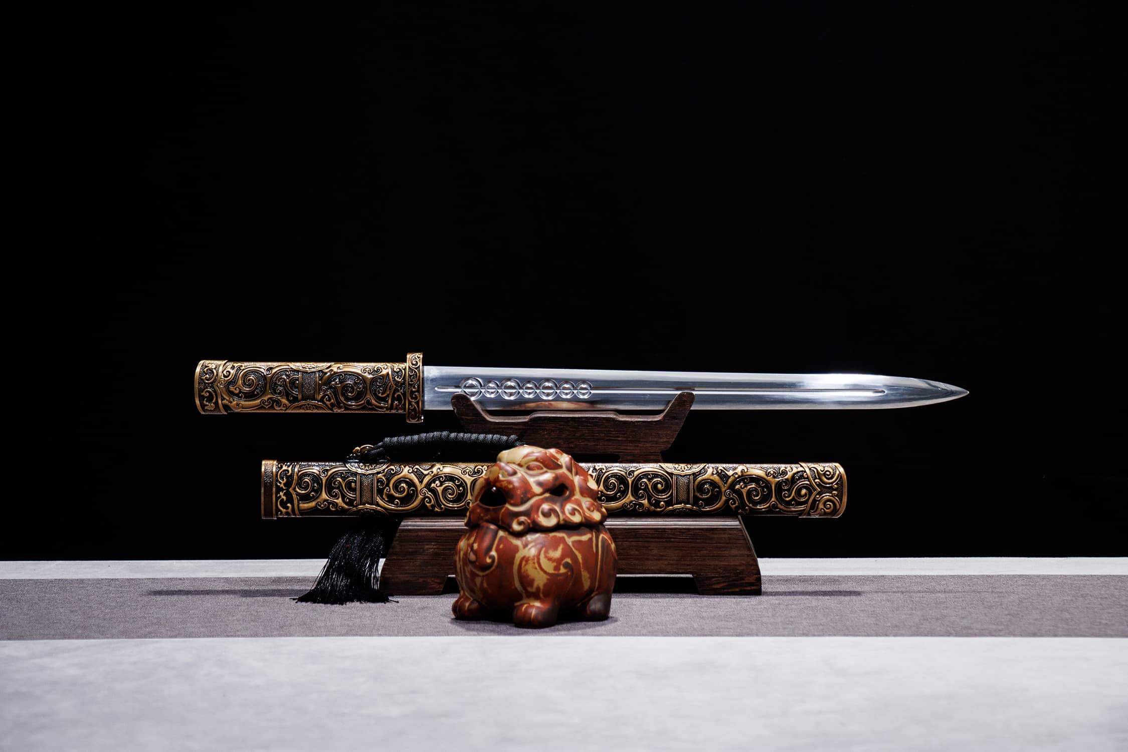 Feng Wu High-Performance Manganese Steel Short Sword - hand-forged Longquan jian sword, full product view