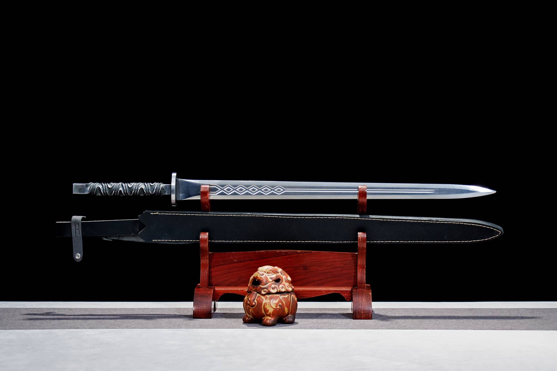Niu Zhuan Bing Da High-Performance Manganese Steel Jian Sword - hand-forged Longquan jian sword, full product view
