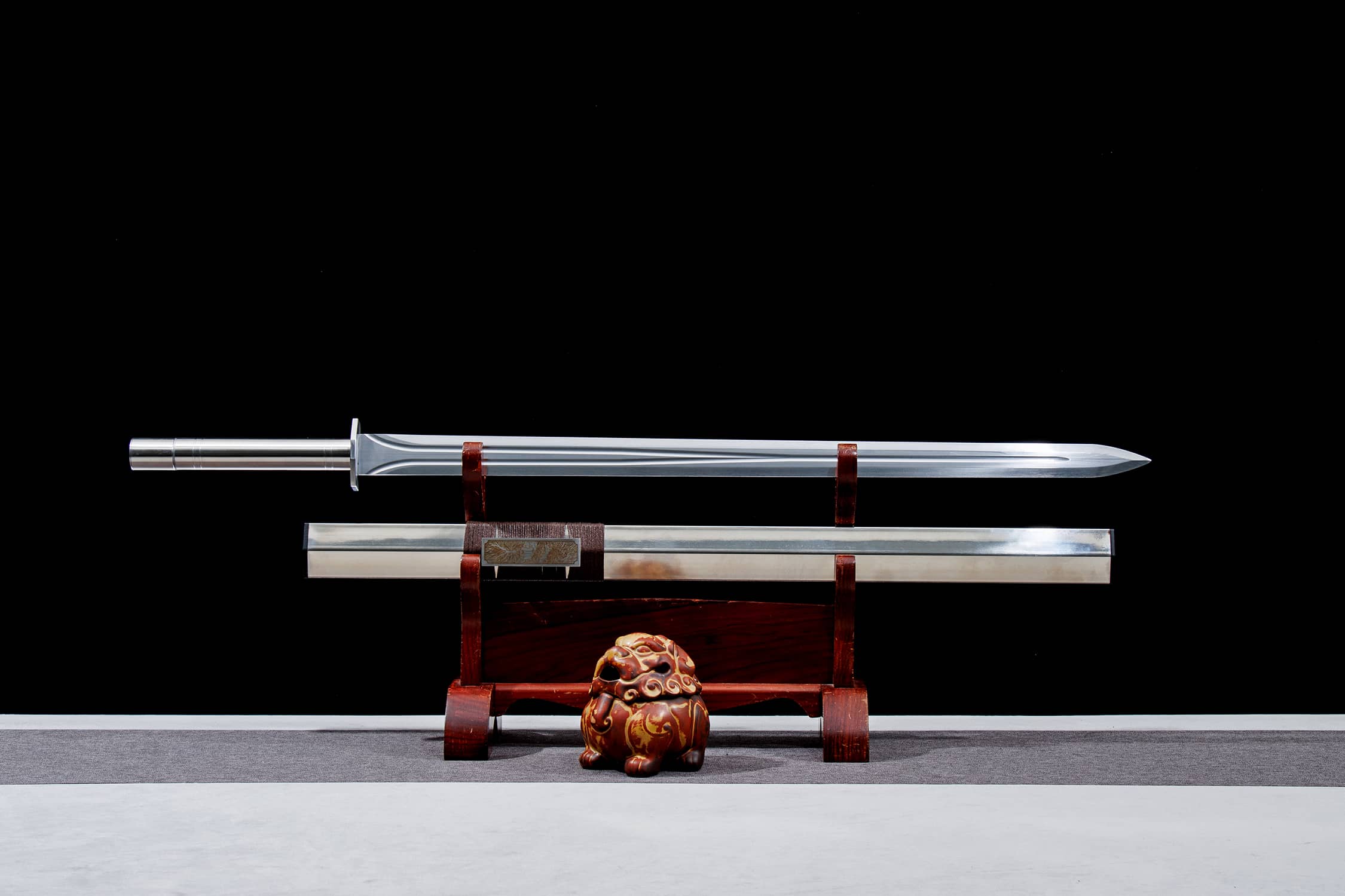Yin Shi Jing Shou High-Performance Manganese Steel Han Jian Sword - hand-forged Longquan jian sword, full product view