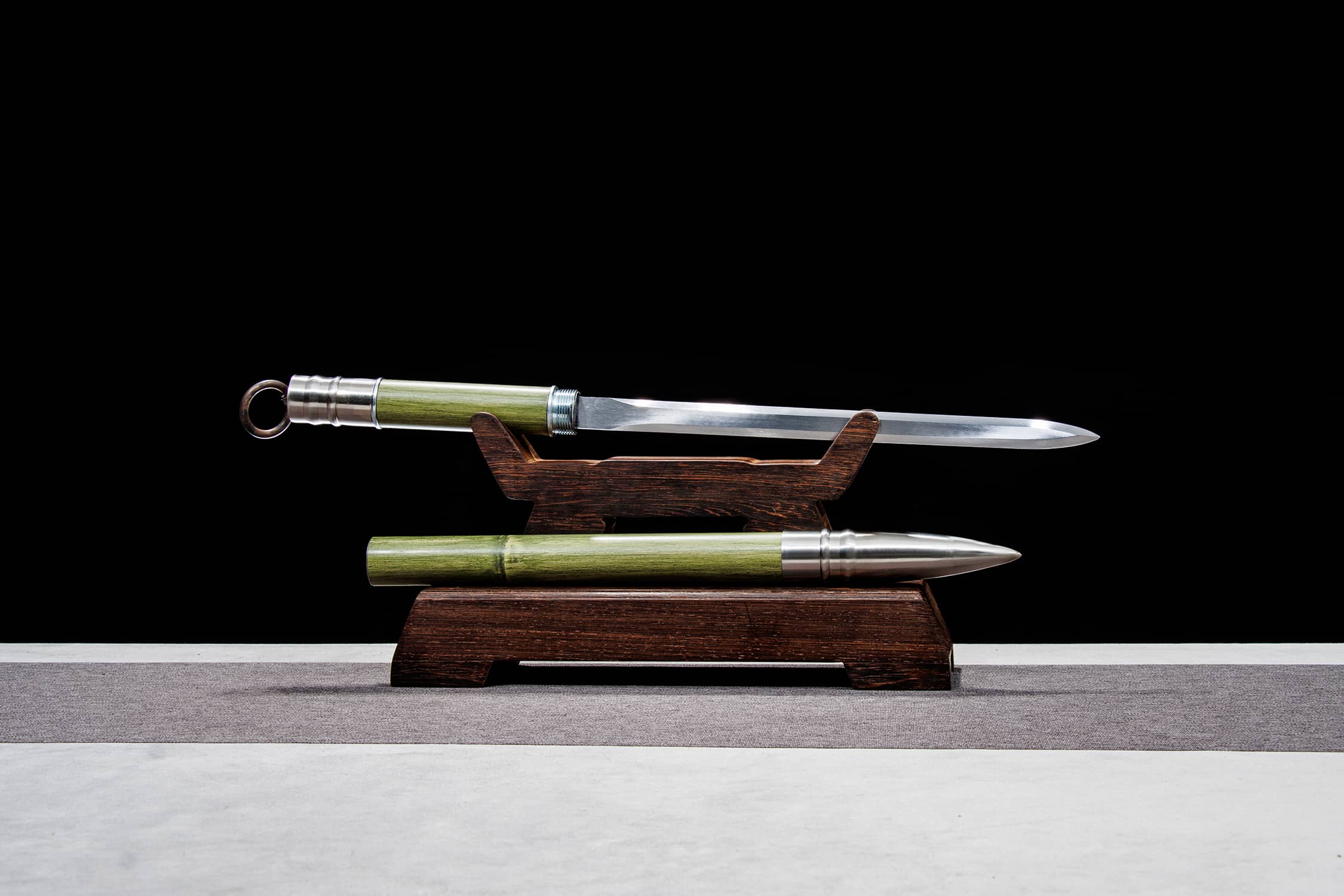Zhu Feng High-Performance Manganese Steel Short Sword - hand-forged Longquan jian sword, full product view